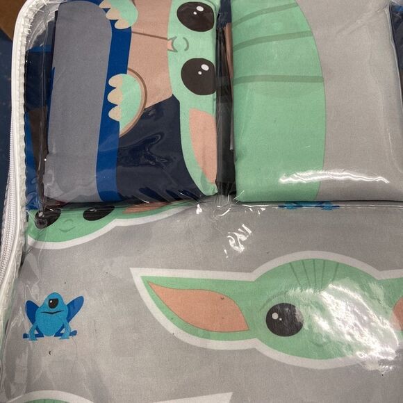 Star Wars Mandalorian 8 Pieces Baby
Yoda" Kids Reversible Full
Bed Set - Picture 12 of 13